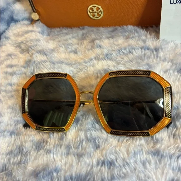Women's Tory Birch Gold & Black 52 mm Geometric UV Sunglasses Italy w Bag & Case - Picture 2 of 9